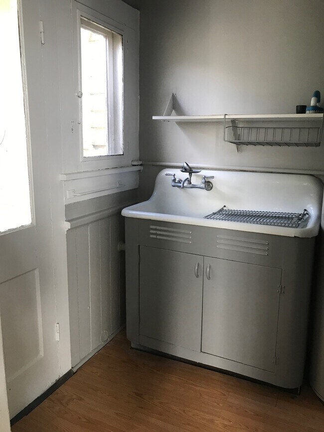 Building Photo - Cozy 1BD/1BA Steps to the St. Charles Stre...