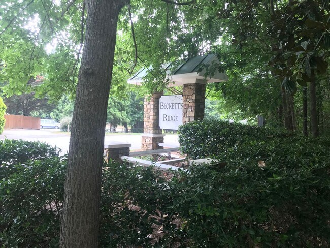 Building Photo - Nice Updated 3 bedrom 2 Bath Home in Becke...