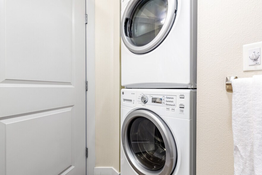 Building Photo - 215 10th Ave E