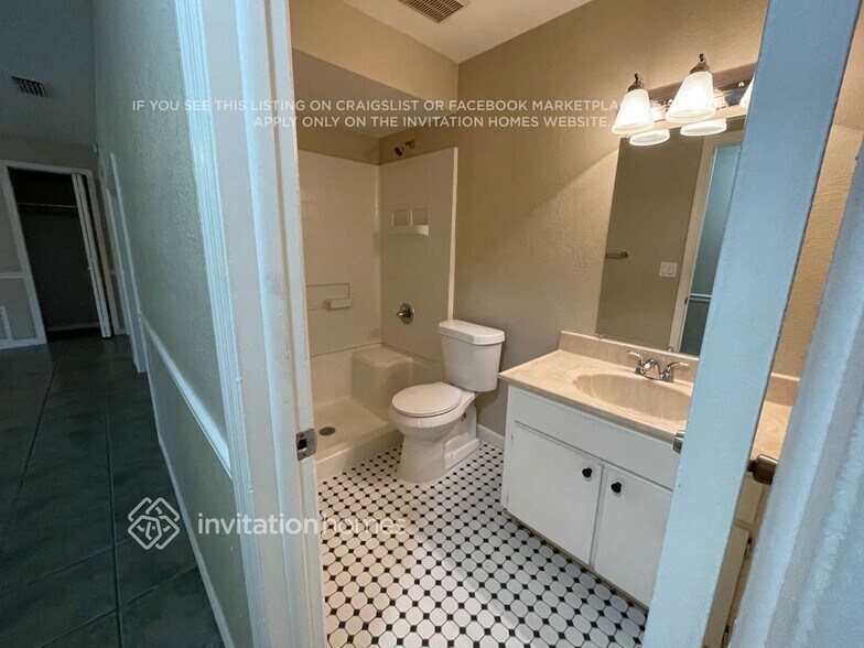 Building Photo - 3816 Southview Dr