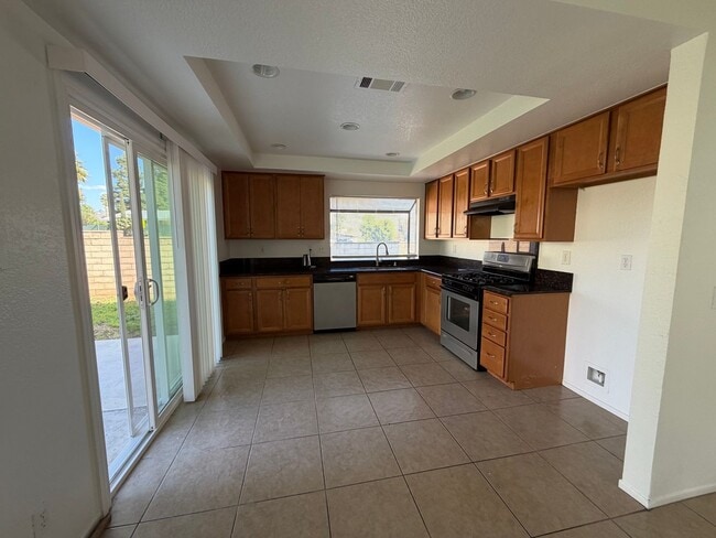 Building Photo - ( ( ( New Paint New Carpet ) ) )  3 bed 2.5 bath La Sierra Home
