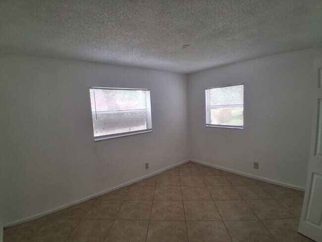Building Photo - 401 SW 13th Pl