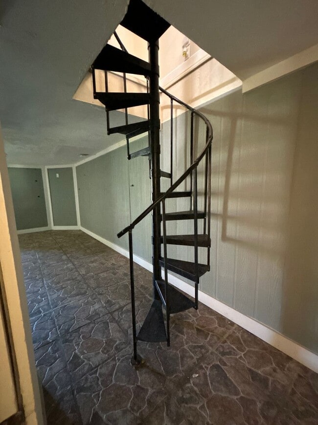 Building Photo - 3 Bed / 2.5 Bath – Steps from Doak Campbell Stadium – Only $1,800!