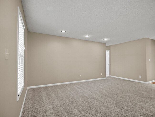 Building Photo - Large lot and close to town.