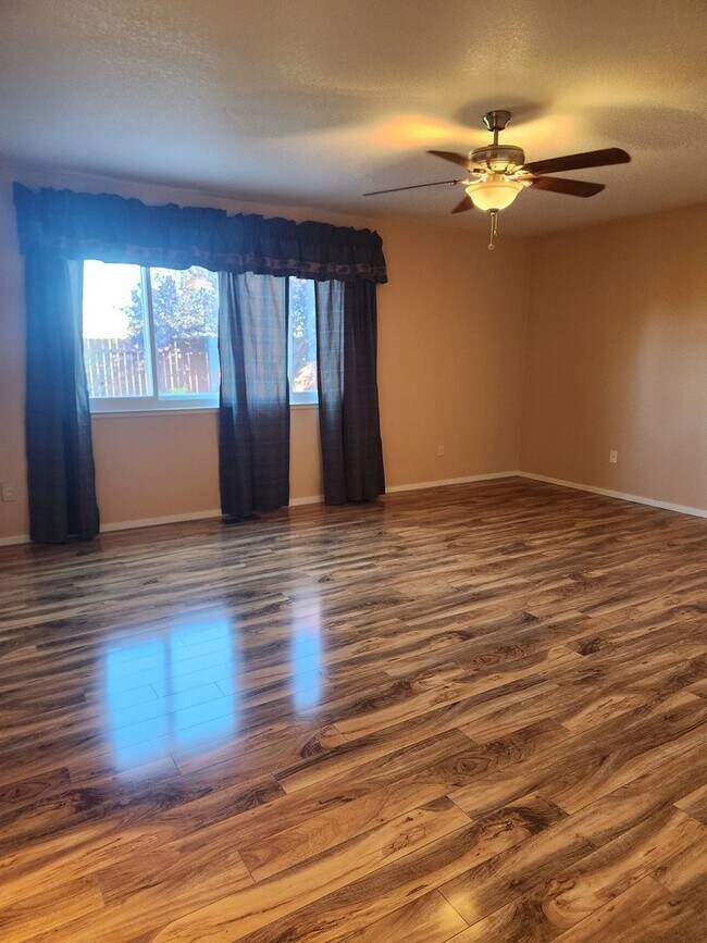 Building Photo - Charming Highland Ranch home 3bed/2ba/2 ca...