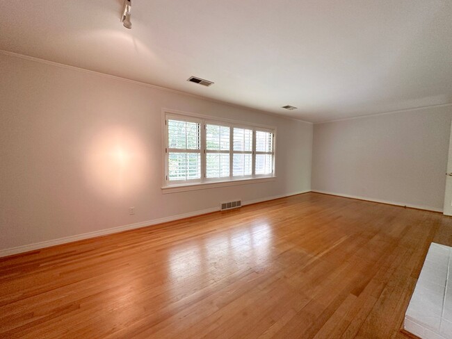 Building Photo - 3 Bedroom House: Walking Distance to Campu...