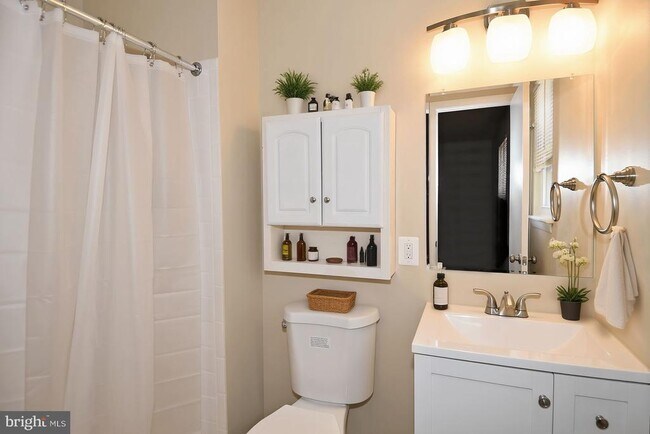 Building Photo - 1209 Marton St