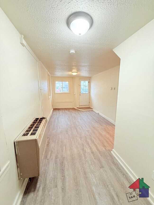 Building Photo - 94 Malletts Bay Ave