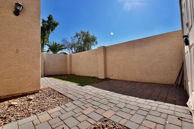 Building Photo - 2019 W Lemon Tree Pl