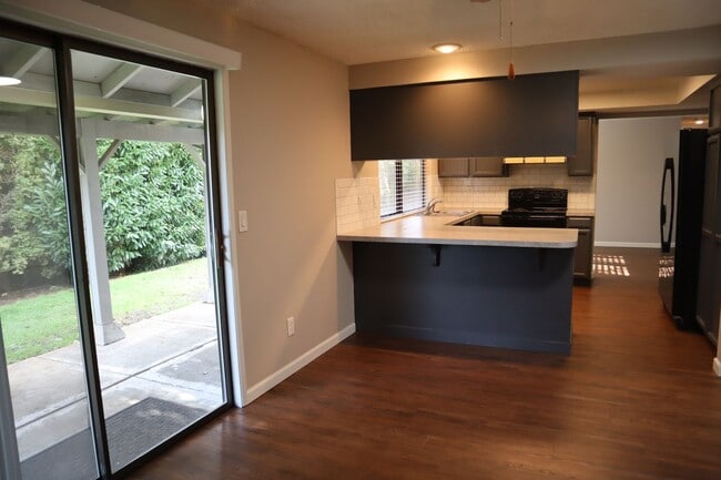 Building Photo - 10111 NE Tanglewood Dr