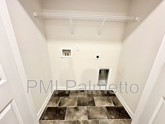 Building Photo - 335 Chetsley Dr