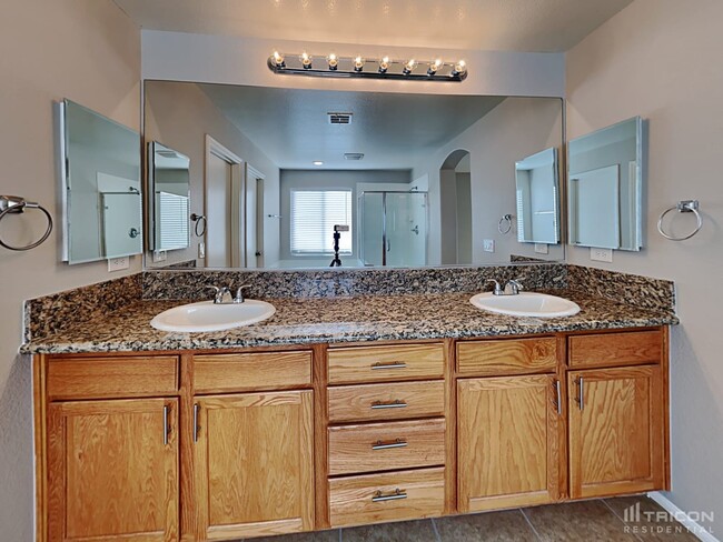 Building Photo - 2660 Sunrise Bluff Dr