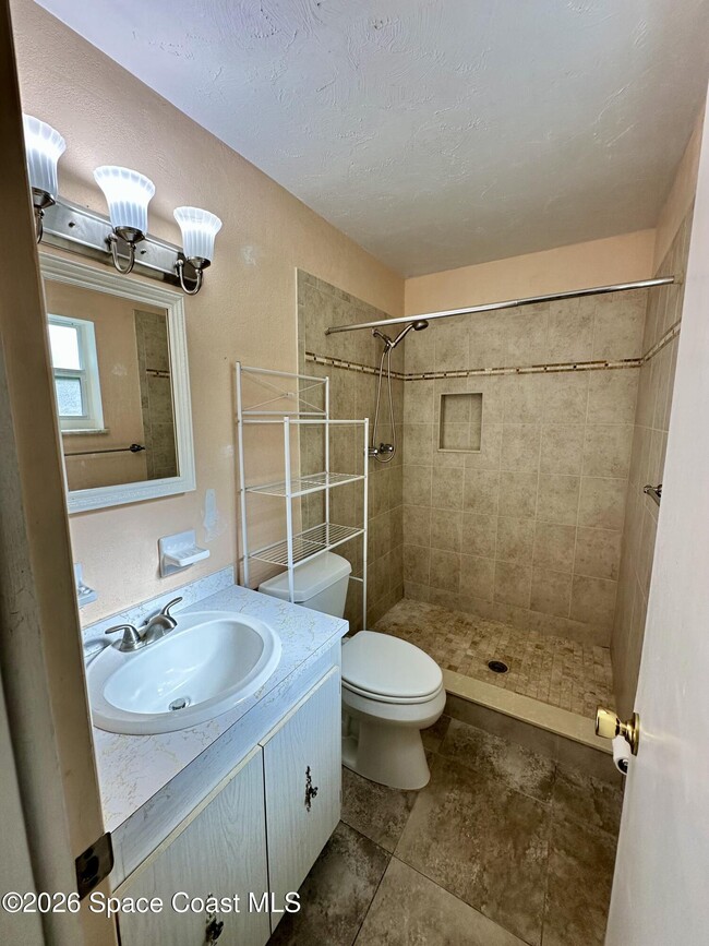 Building Photo - 680 Birchwood Ln