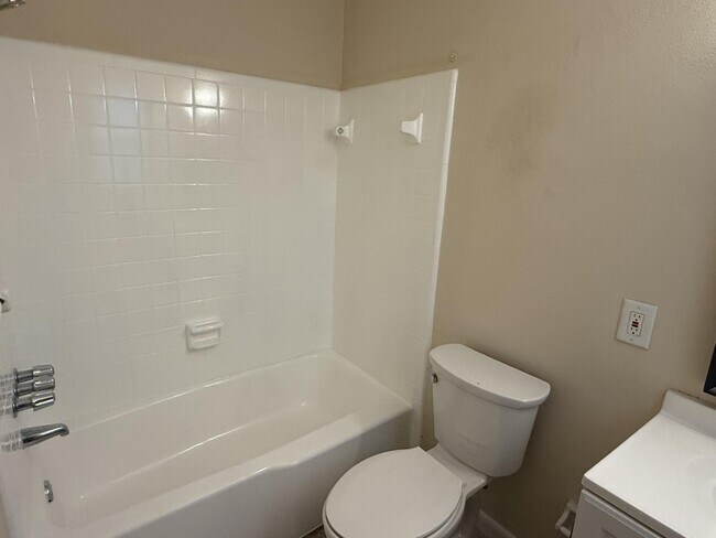 Building Photo - 1118 N H St