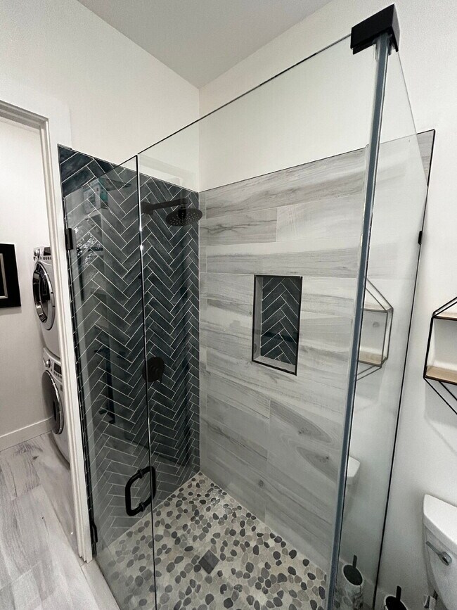 Building Photo - 1Bd/1Ba in the HEART of Midtown! FULLY FURNISHED! Perfect for travelling Nurses or Students!