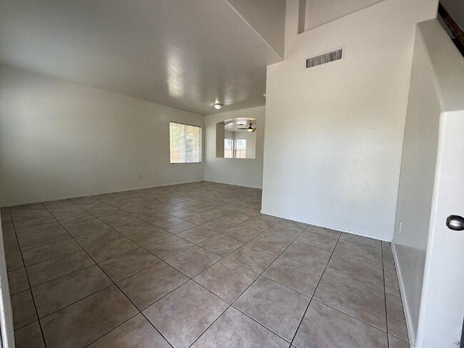 Building Photo - "Spacious 3-Bedroom Gem with 2.5 Baths in ...