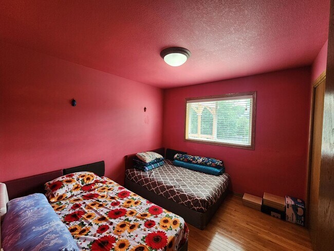 Building Photo - 5bd 3ba Available in Eastern Sioux falls