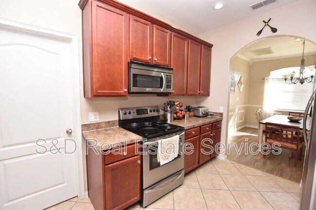 Building Photo - 7061 Heatherbrook Dr