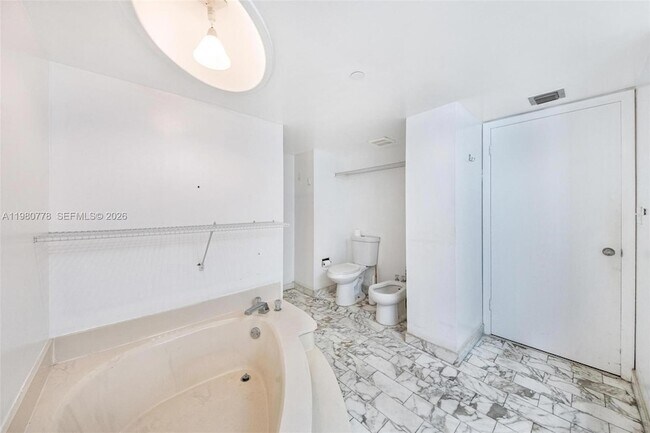 Building Photo - 2000 Towerside Terrace