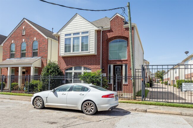 Building Photo - 1716 Aden Dr