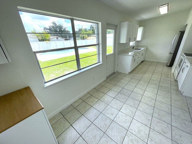 Building Photo - 1515 Sawyerwood Ave