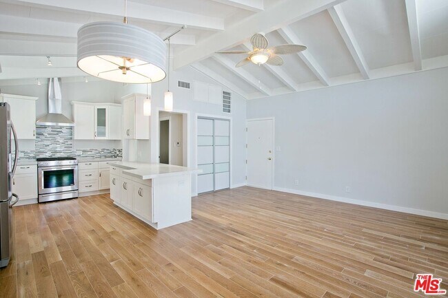 Building Photo - 122 Montreal St