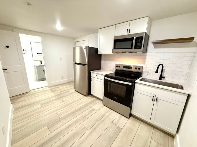 Building Photo - 2204 W San Antonio St