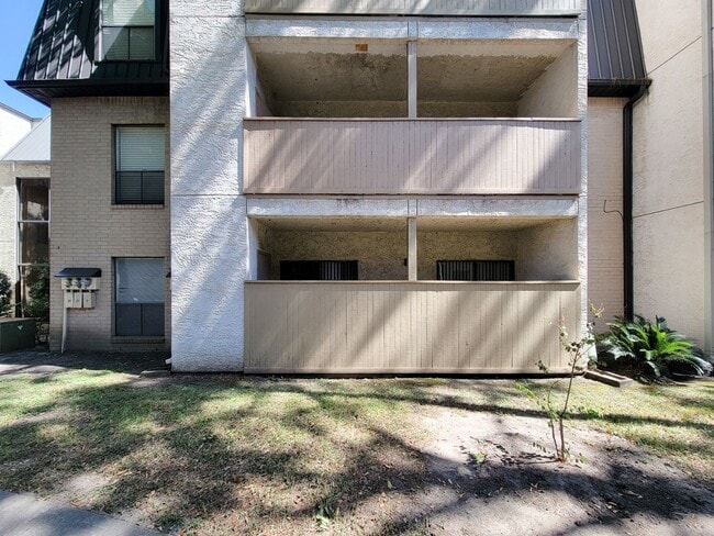 Building Photo - Two Bedroom Condo Near Med Center!