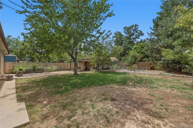 Building Photo - 1631 Xanthia St