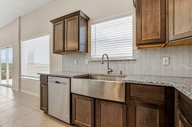 Building Photo - 904 Keenland Ave