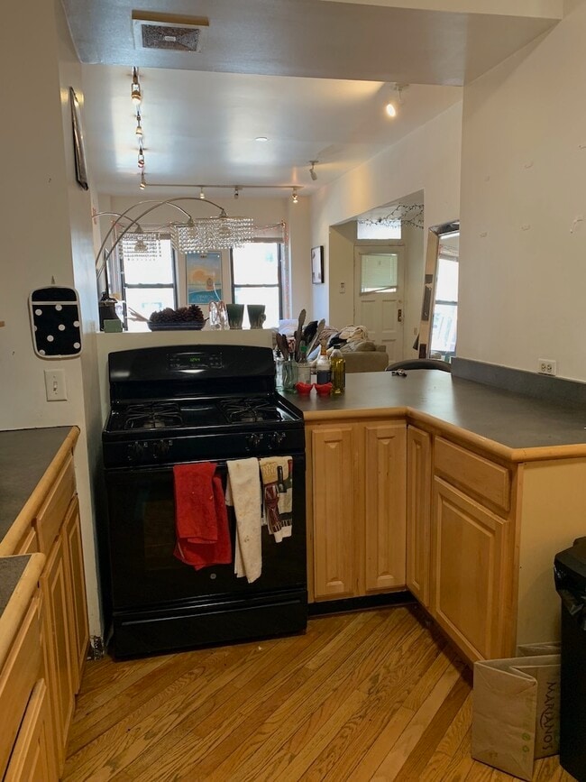 Building Photo - 711 W Briar Pl