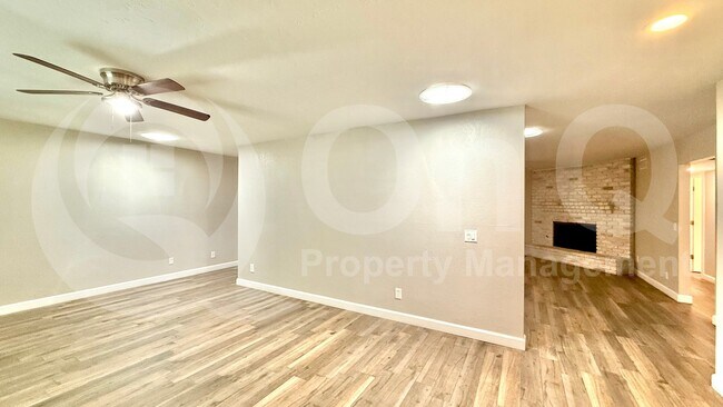 Building Photo - 2502 E Sahuaro Dr