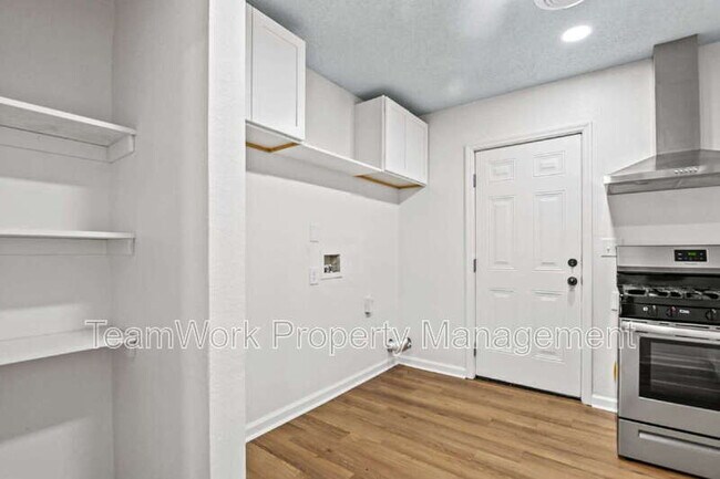 Building Photo - 3042 Terry Dr