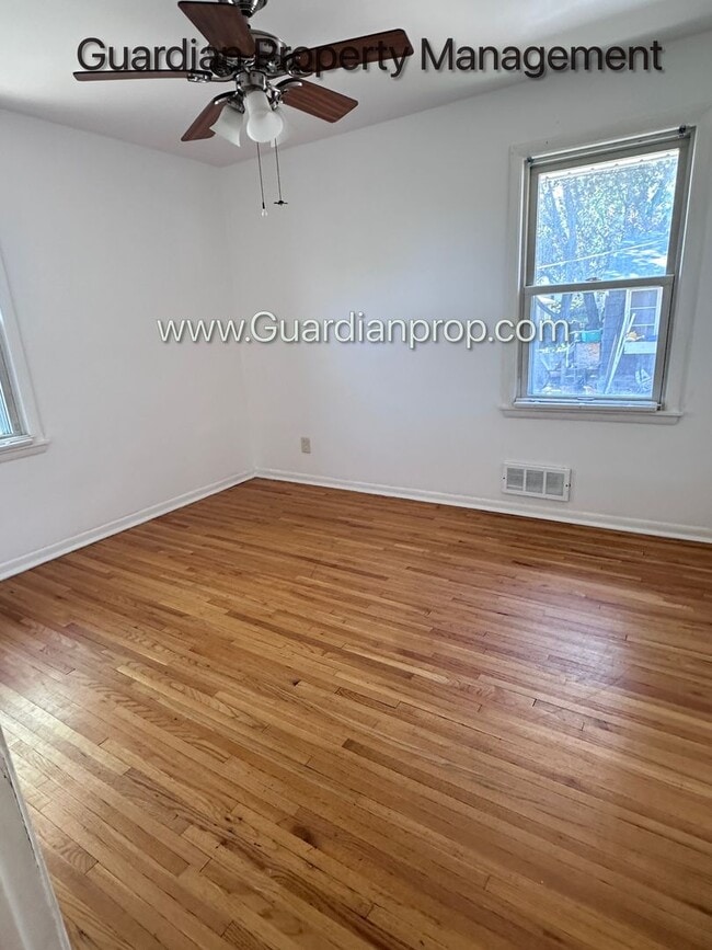 Building Photo - Crosstown Side By Side, Washer/Dryer In Unit, 1 Garage Space, Hardwood Floors, Dishwasher
