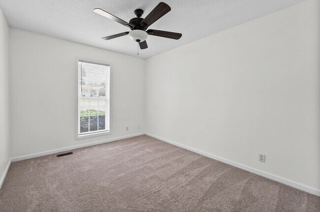 Building Photo - 409 Sandburg Dr