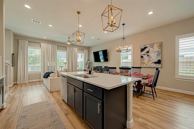 Building Photo - 909-A W 35th St