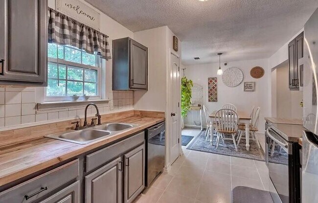 Building Photo - 189 Hester Woods Dr