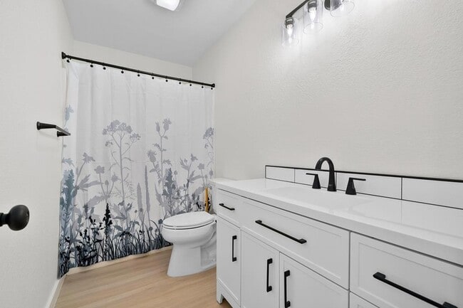 Building Photo - 213 Lazy Ln