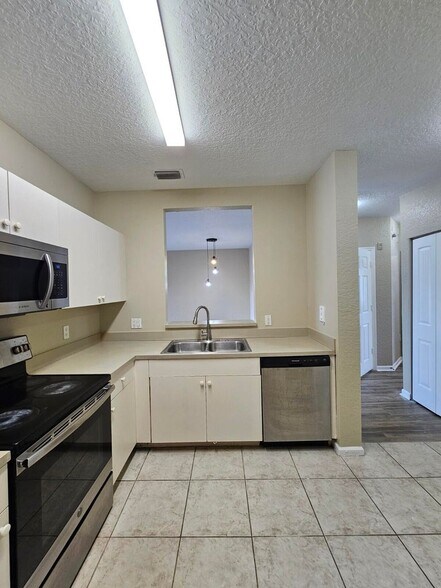 Building Photo - 1063 Golden Lakes Blvd