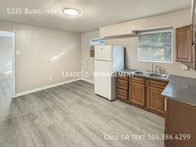 Building Photo - 5335 Burgundy St