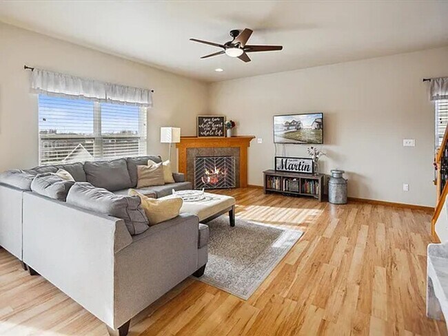 Building Photo - Coralville 4 Bedroom 4 Bath 3 Level Town H...
