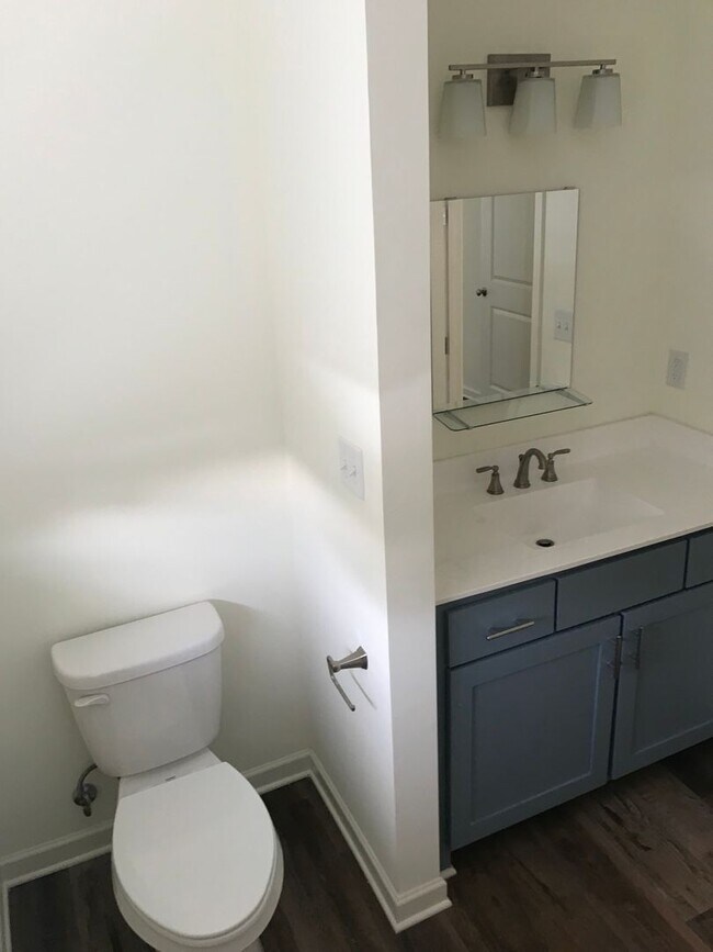 Building Photo - Gorgeous Flat in Overton Square