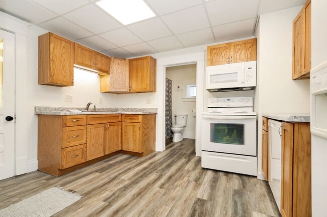 Building Photo - Large Beautiful Home, Close to Fort Riley