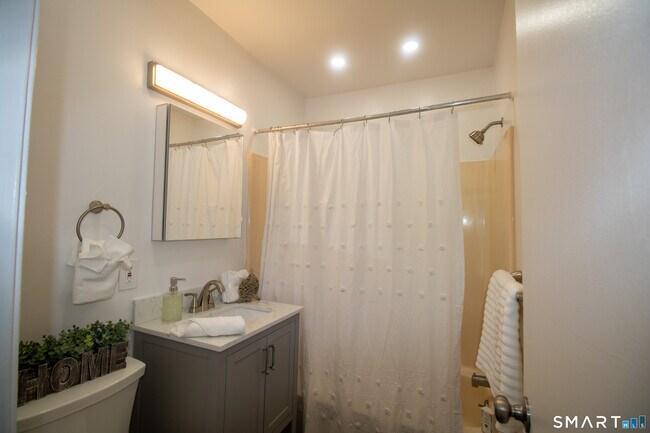 Building Photo - 12 Home St