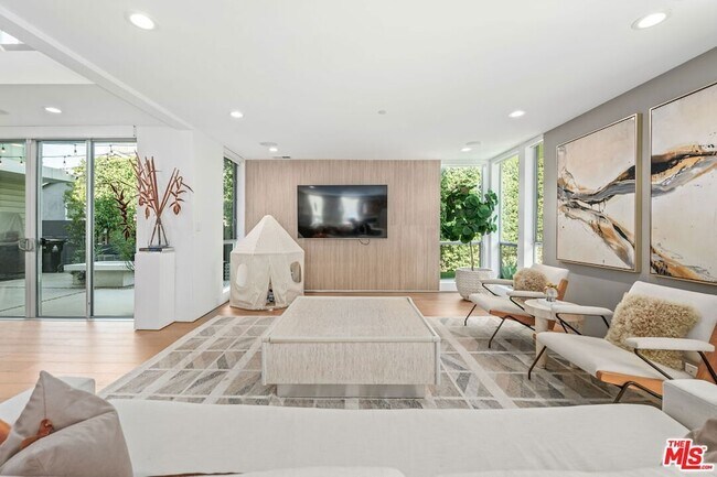 Building Photo - 2736 Armacost Ave