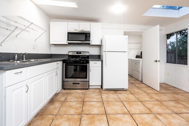 Building Photo - 1568 Primera St