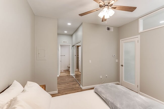 Building Photo - Modern 1 Bedroom Condo with Lakes in the c...