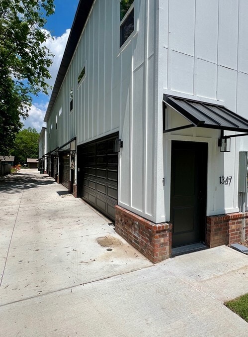 Building Photo - 1341 W Hendrix St