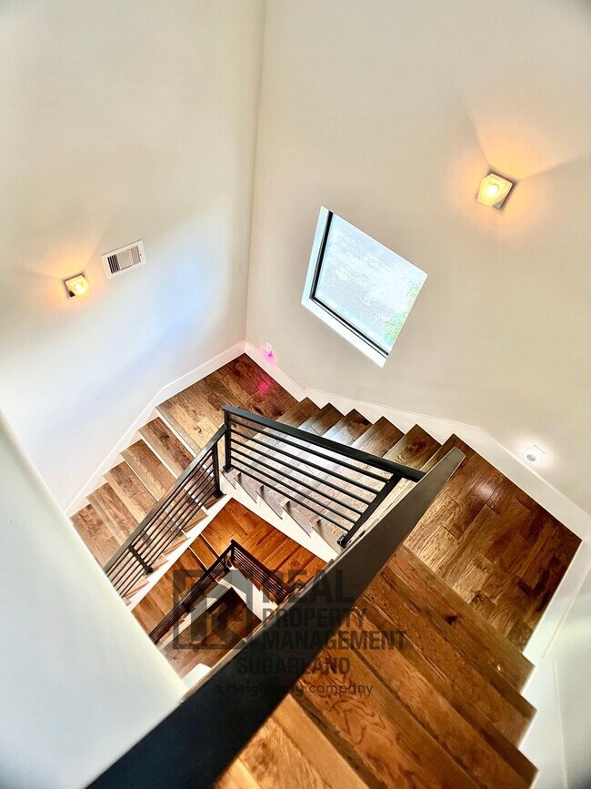 Building Photo - Luxurious Three Story Townhome!