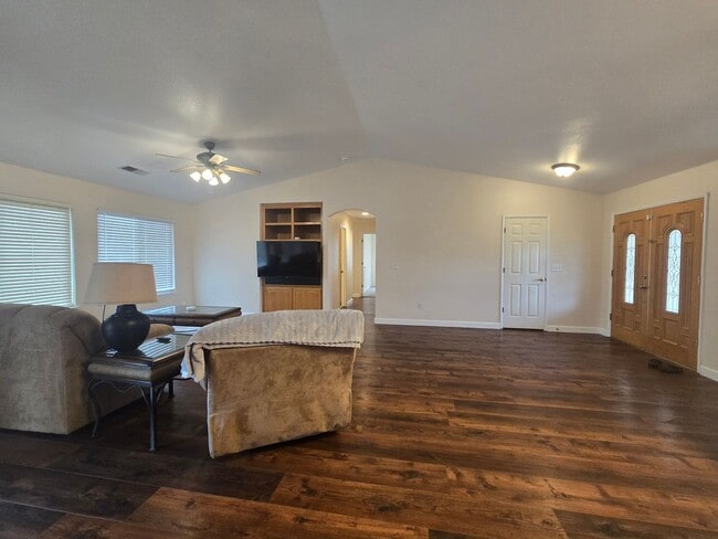 Building Photo - 3 BR 2 BA Available Now